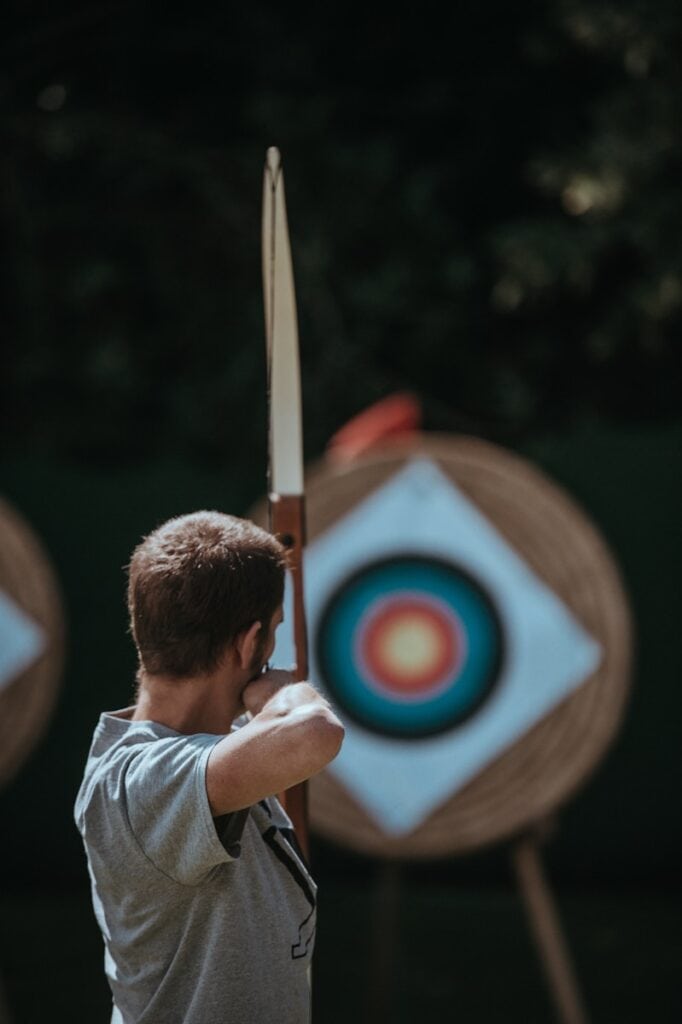 Photo by Annie Spratt - Advertising Raleigh white and brown composite bow